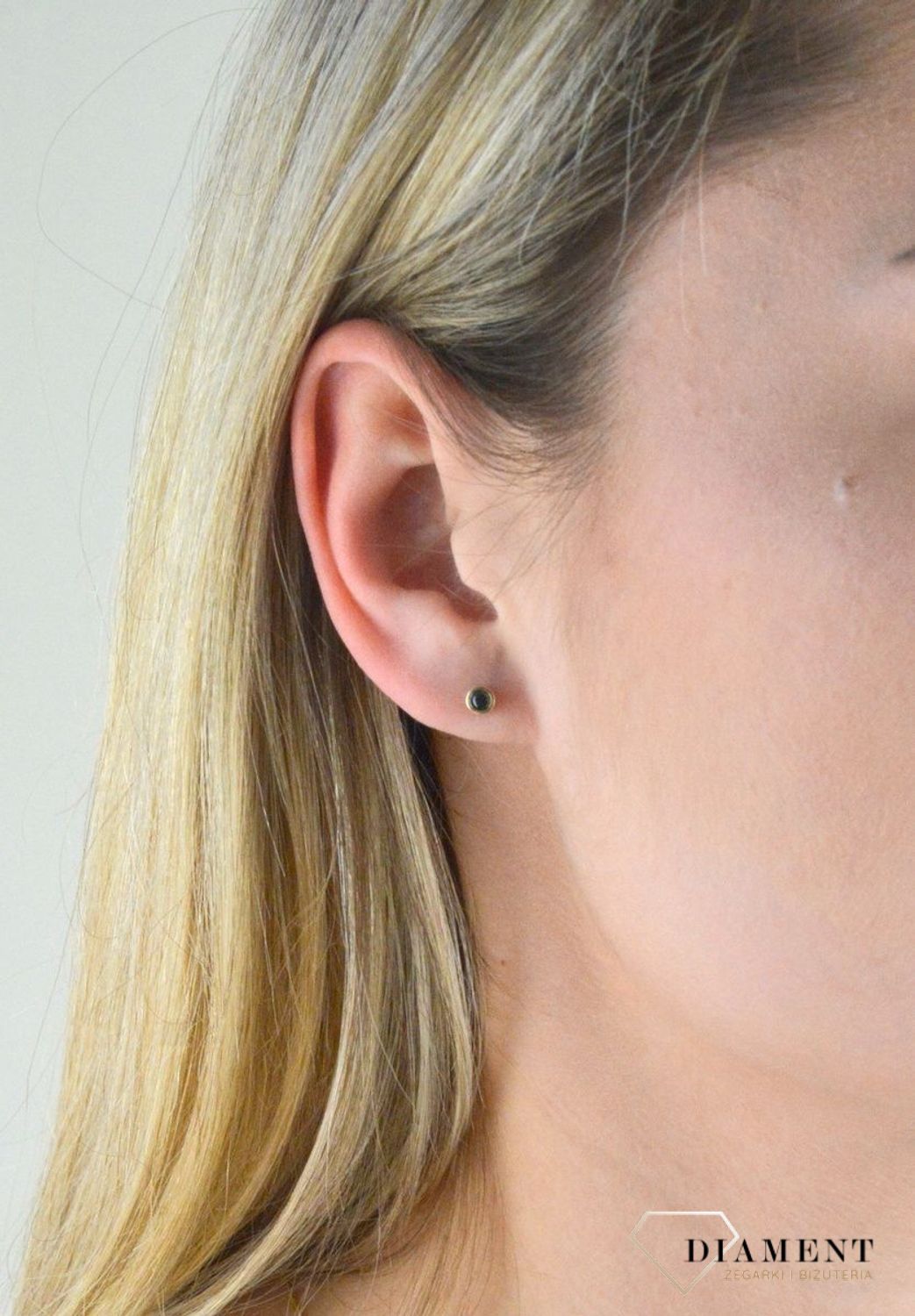 Złote kolczyki z czarna cyrkonią KL 382C. Złote kolczyki wkrętki. Złote kolczyki delikatne. Złote kolczyki minimalistyczne. Złote kolczyki z cyrkonią. Złote kolczyki damskie. Kolczyki wkrętki dziecięce..jpg